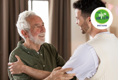 homme senior heureux serrant son fils dans ses bras