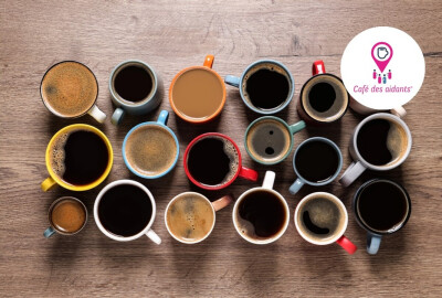 ensemble de tasses de cafés de différentes tailles et couleurs posées sur une table