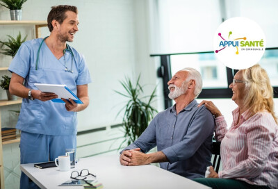 infirmier ou médecin discutant en souriant avec un couple de patients âgés