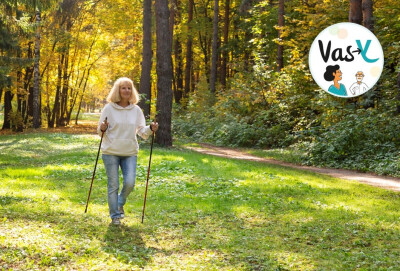 femme senior marchant avec des bâtons dans un parc ensoleillé