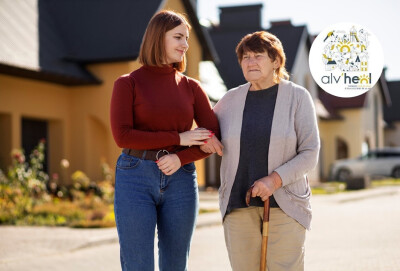 jeune femme accompagnant une femme senior pour marcher dans la rue