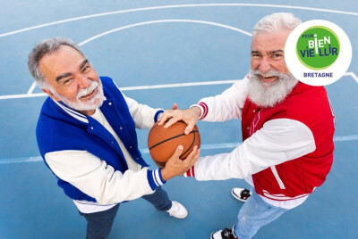 deux hommes seniors avec ballon de basket
