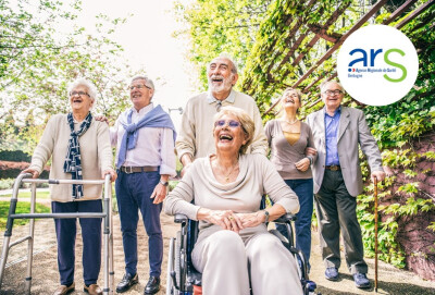 groupe de personnes âgées heureux se promenant à l'extérieur et admirant la vue