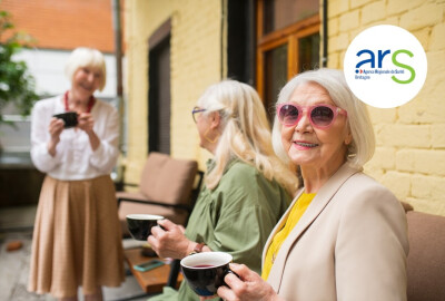 groupe de 3 femmes seniors prenant le thé à l'extérieur