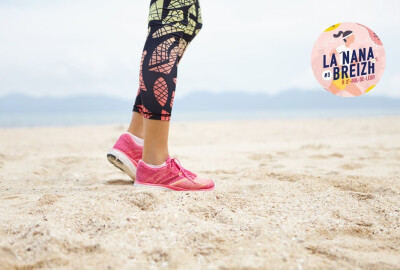 gros plan jambes femme en baskets et legging sport sur la plage