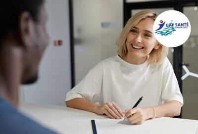 jeune femme souriante faisant passer un entretien