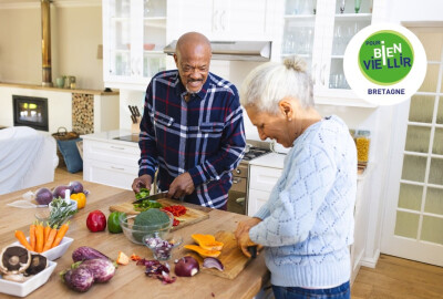 couple seniors préparant repas en plaisantant