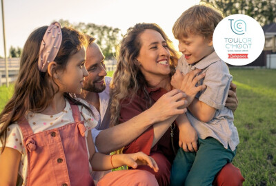 famille avec deux enfants riant ensemble