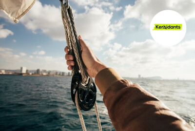 main posée sur cordage voilier en mer