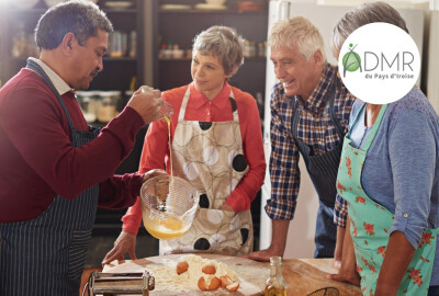 groupe de seniors préparant un repas