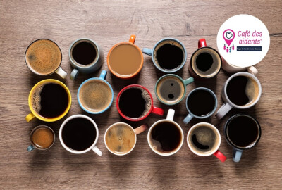 Photo de plusieurs tasses de café variées posées sur une table