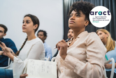 gros plan personnes assistant à une conférence