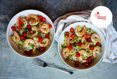 deux assiettes repas crevettes et une foruchette