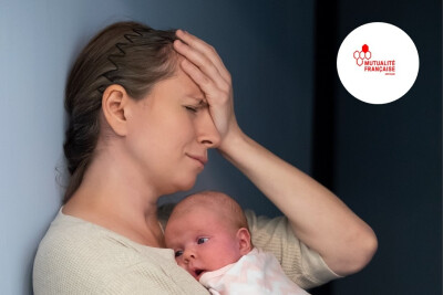 gros plan jeune maman épuisée avec son bébé