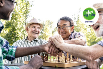 groupe de seniors jouant aux échecs