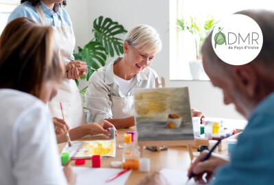 personnes assistant à un cours de peinture