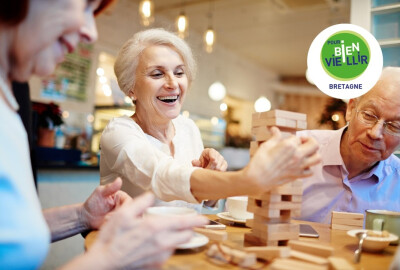 groupe de seniors jouant à un jeu de société