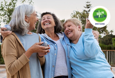 groupe d'amies seniors se serrant dans les bras pendant partie pétanque