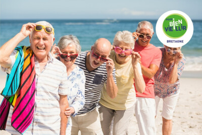 groupe de seniors heureux sur la plage