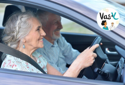 couple de seniors souriant en conduisant une voiture