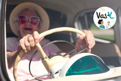 gros plan femme âgée avec des lunettes roses conduisant une voiture