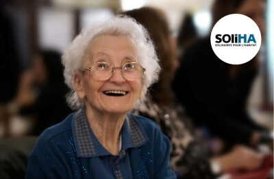 gros plan femme âgée souriante