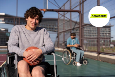 gros plan jeune homme souriant en fauteuil roulant sur un terrain de basket avec ballon dans les mains