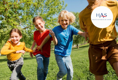 groupe d'enfants courant en riant dans pelouse sous le soleil