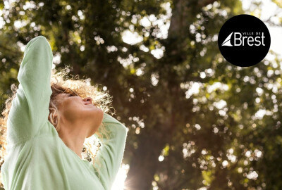 gros plan femme regardant le ciel et les arbres