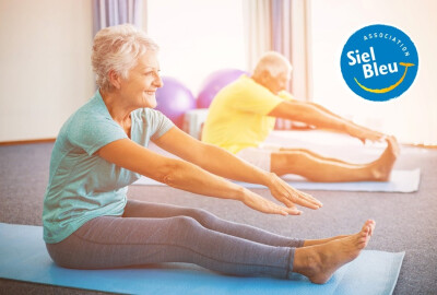 gros plan femme senior faisant  des étirements au sol sur tapis de yoga