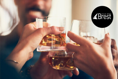 Gros plan de personnes faisant tinter des verres avec de l'alcool à un toast