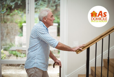 homme senior avec canne se tenant hésitant devant un escalier