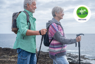 couple de seniors faisant une randonnée au bord de la mer