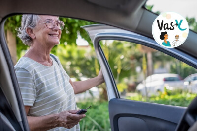 femme senior souriante s'apprêtant à rentrer dans sa voiture