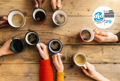 gros plan mains  avec tasses de café sur une table