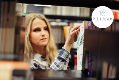 gros plan jeune femme choisissant un livre dans un rayon de bibliothèque