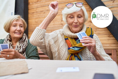 gros plan femme senior jouant aux cartes