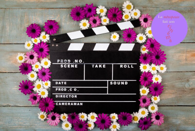 clap de cinéma entouré de fleurs