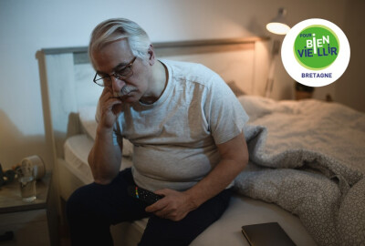 homme senior sur le bord de son lit pendant une insomnie