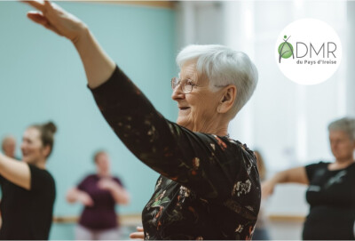 gros plan femme senior faisant un mouvement de danse avec son bras