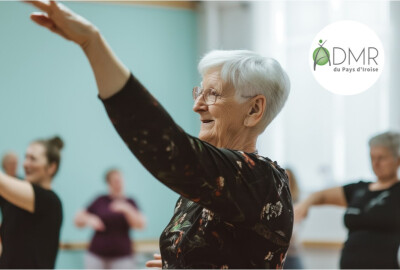 gros plan femme senior exécutant un mouvement de danse avec son bras pendant cours