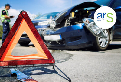 Accident de la route avec avant voiture écrasé et panneau de signalisation danger