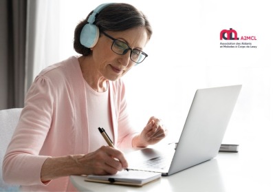 femme senior en visio prenant des notes casque sur les oreilles