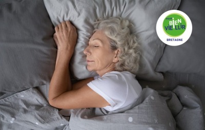 gros plan femme senior dormant