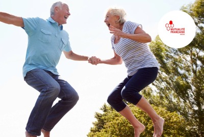 couple de seniors sautant sur un trampoline