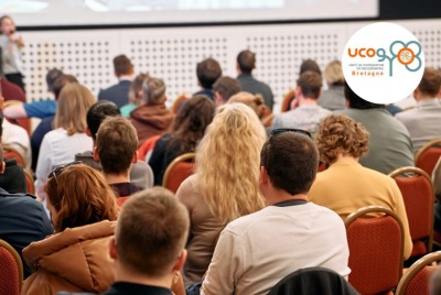 assemblée de personnes de dos assistant à une conférence