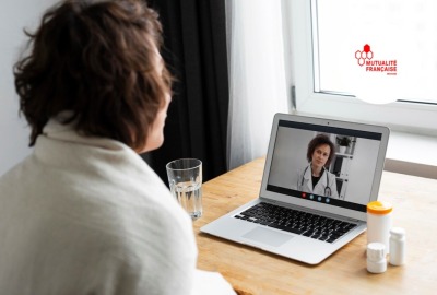 femme de dos pendant une téléconsultation médicale