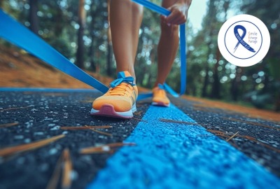 gros plan pieds coureur suivant ligne et ruban bleus