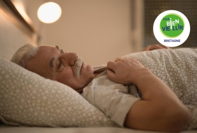 homme senior allongé dans son lit yeux ouverts insomnie