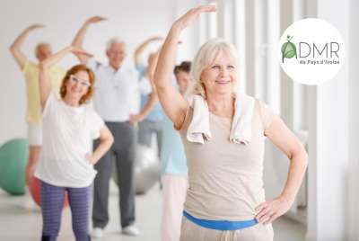 groupe de seniors effectuant des exercices de gym pendant une séance de sport